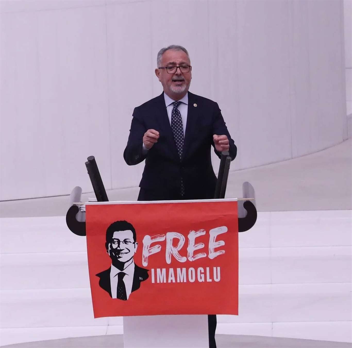 Milletvekili Uzun, 'Free İmamoğlu' pankartıyla Meclis kürsüsüne çıktı haberi